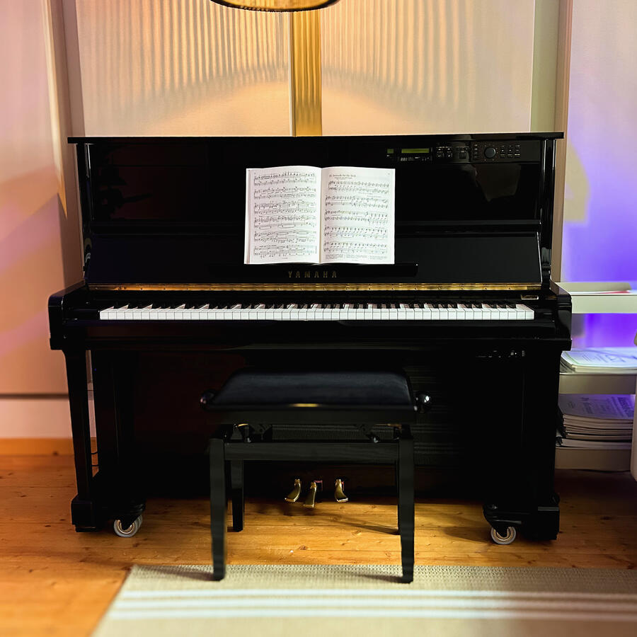 Klavierunterricht in Mainz – ARTIQ Musikschule Studio Schwarzes Yamaha Klavier mit geöffnetem Notenbuch im Unterrichtsraum der ARTIQ Musikschule in Mainz.