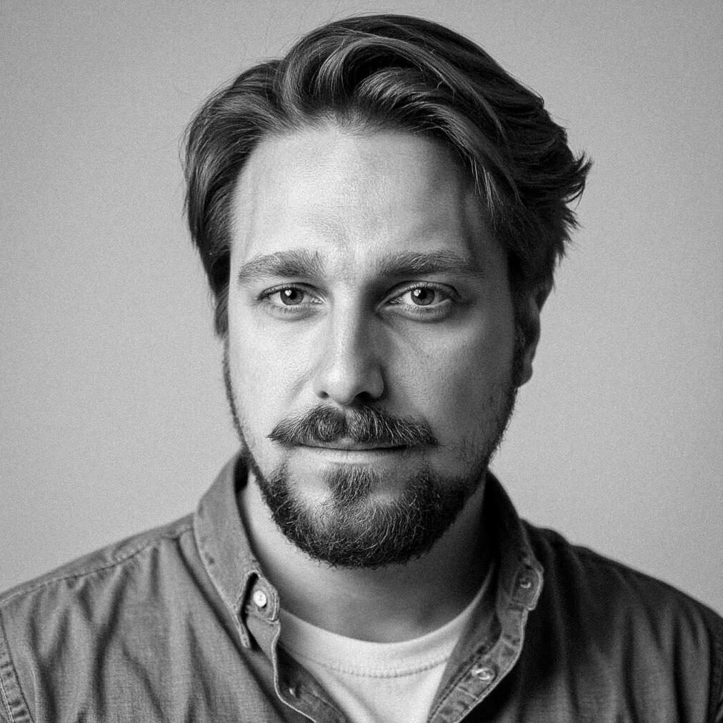 Dominik Rolke Dominik Rolke, Leiter der ARTIQ Musikschule, Schwarz Weiß Bild, Portrait